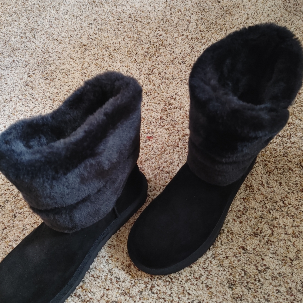 Firm kollaburra Ugg Boots Black size 8 new never wore.